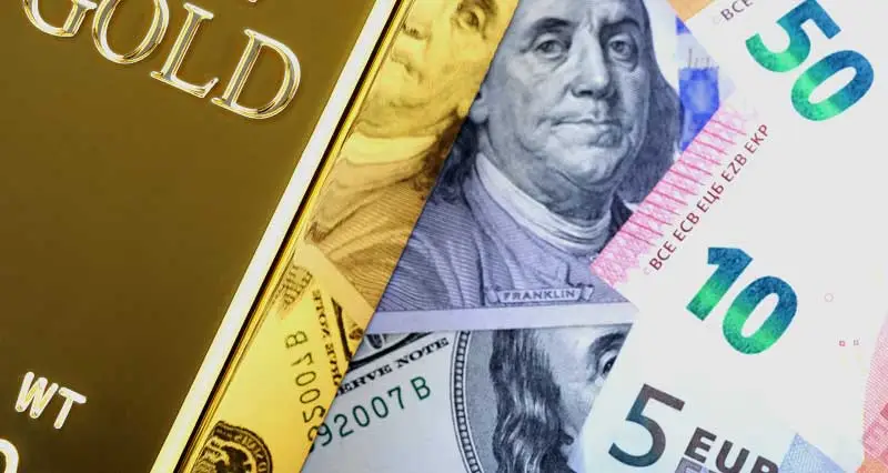 Goldbarren, Euro und Dollar Geldscheine