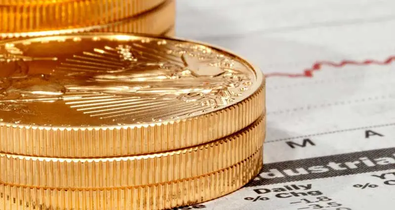 Goldmünzen auf einer Wirtschaftszeitung