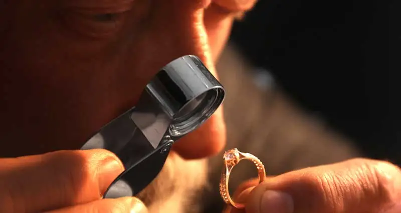 Edelmetallhändler analysiert einen Ring