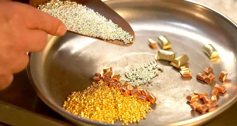 Goldschmied erstellt eine Goldlegierung