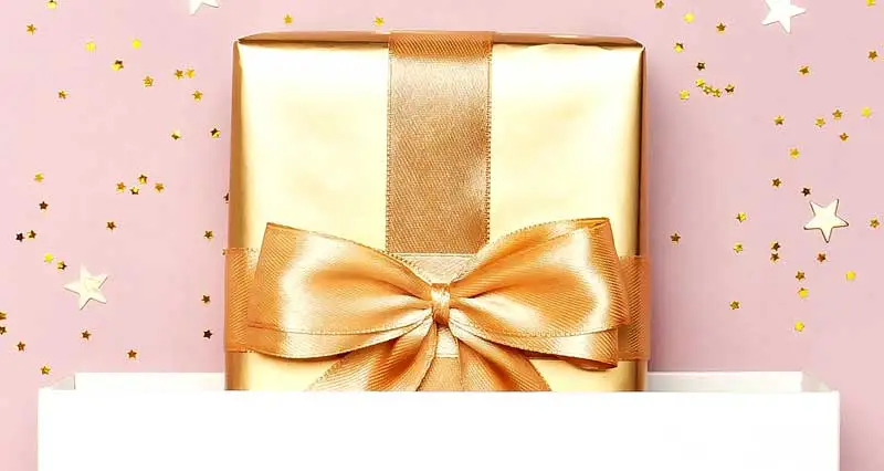 Eine goldene Geschenkverpackung