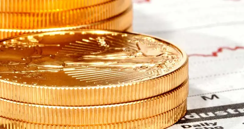 Goldmünzen auf einer Wirtschaftszeitung