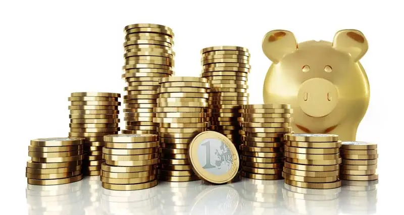 Goldmünzen, Euro-Münzen und ein goldenes Sparschwein