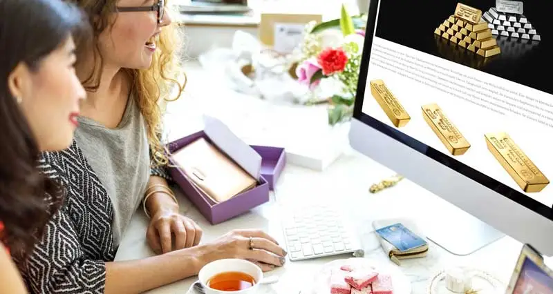 Zwei Frauen kaufen online Goldbarren