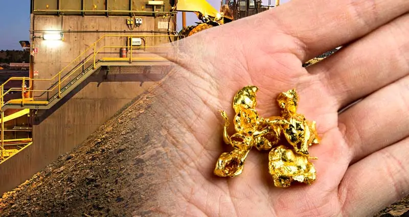 Goldmine, Arbeiter zeigt Gold Nugget