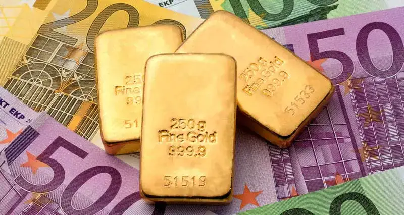 Goldbarren und Geldscheine