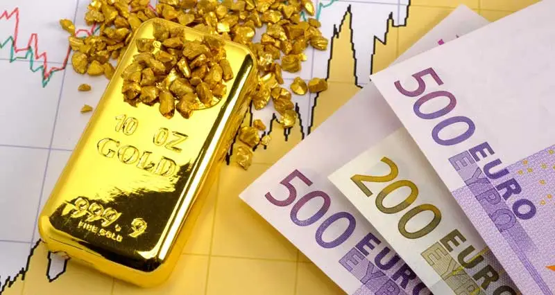 Goldbarren, Nuggets aus Gold und Euro-Geldscheine