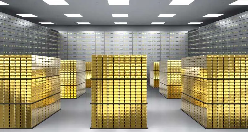 Viele Goldbarren auf Paletten in einer Bank