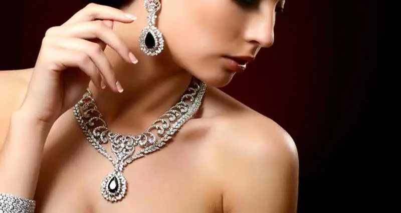 Frau trägt Schmuckset aus Diamanten